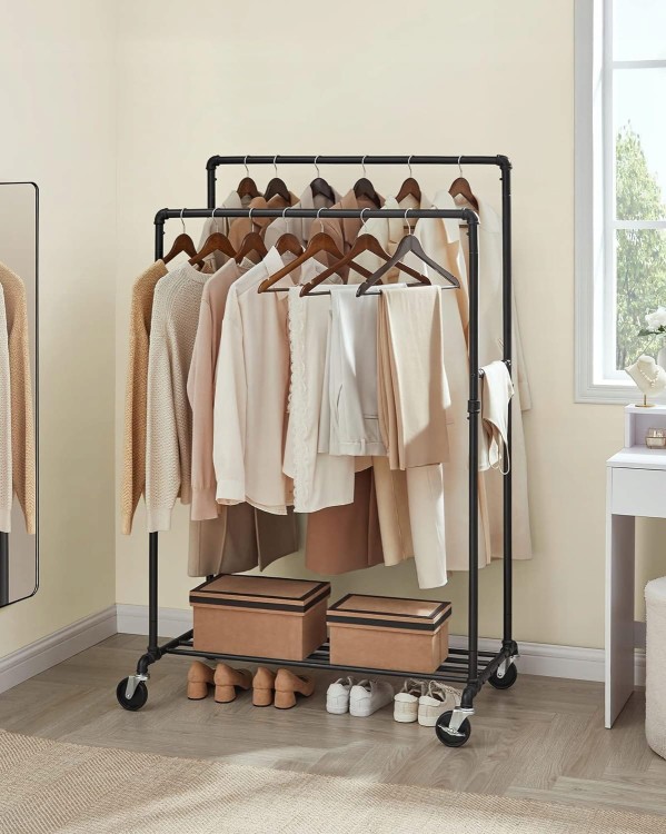 Drążek na ubrania wypełniony koszulami i akcesoriami.