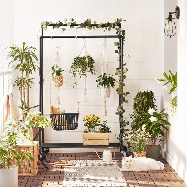 Wieszak w aranżacji kwietnika na balkonie.