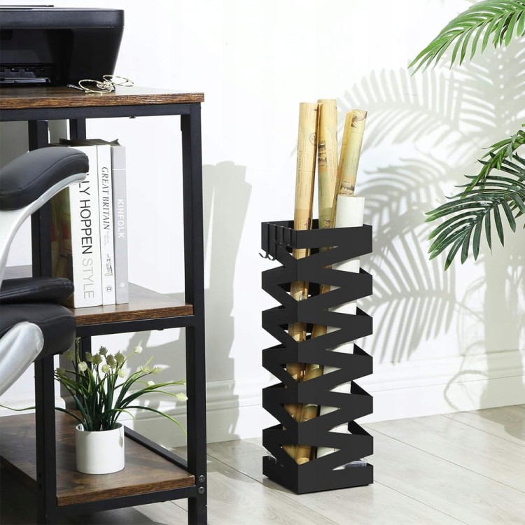 Czarny stojak wypełniony dokumentami i mapami.