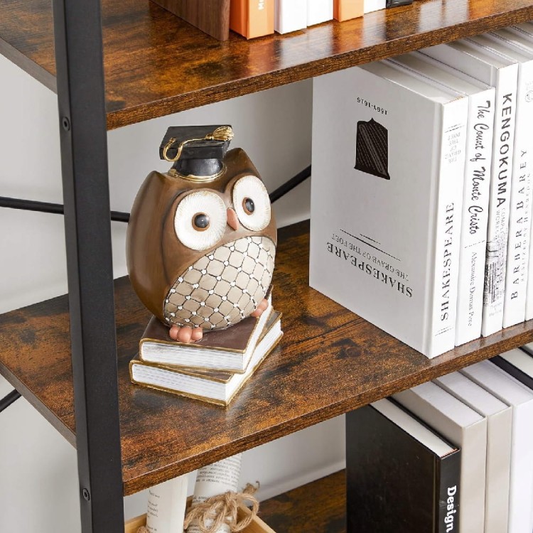 Regał w praktycznym wykorzystaniu – półki wypełnione książkami, doniczkami, ramkami i dekoracjami.