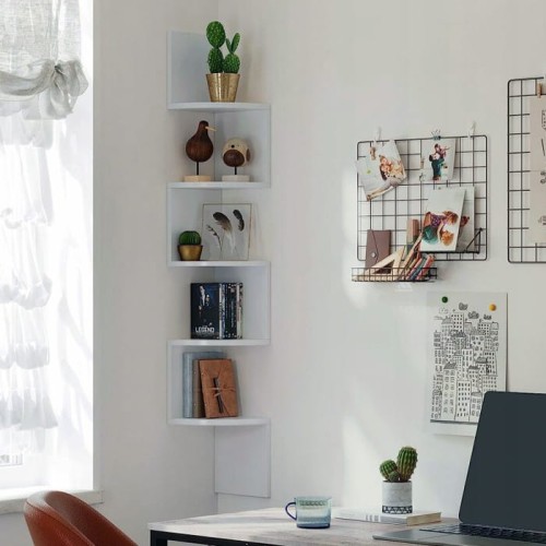 Półka narożna w aranżacji biurowej z dekoracjami.