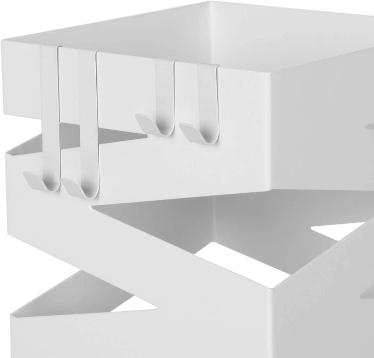 Detal białego abażuru metalowego stojaka na parasole.