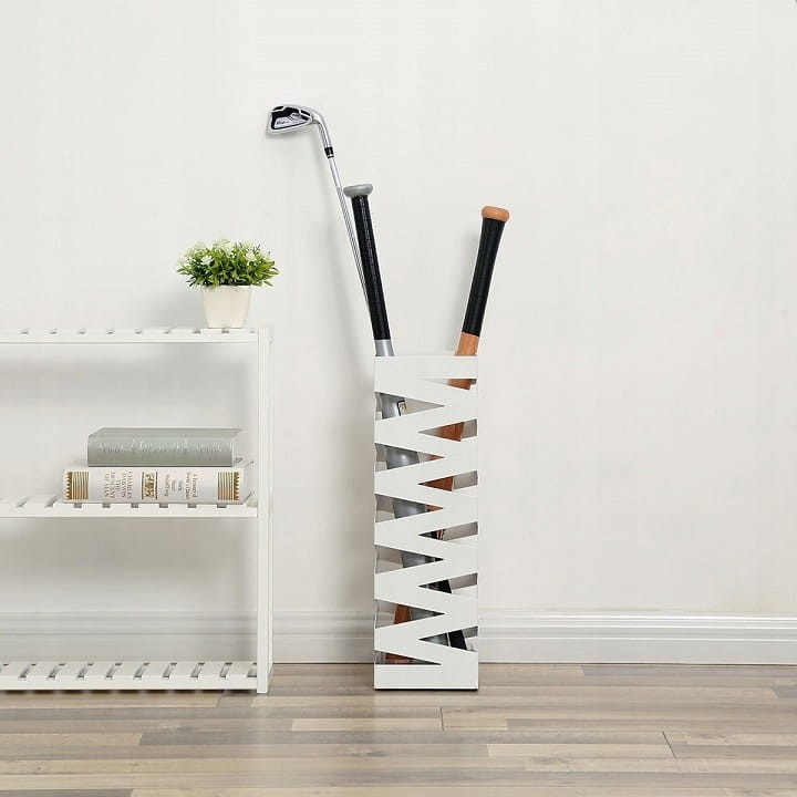 Metalowy stojak uzupełniony kijem golfowym i kijem baseballowym.