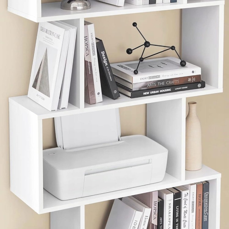 Przybliżenie na łączenie półek, wykonanych z białej płyty wiórowej.