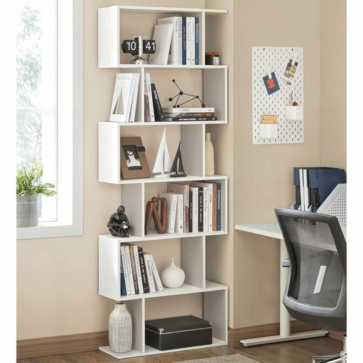 Regał stojący w aranżacji biurowej, zapełniony książkami i akcesoriami biurowymi.