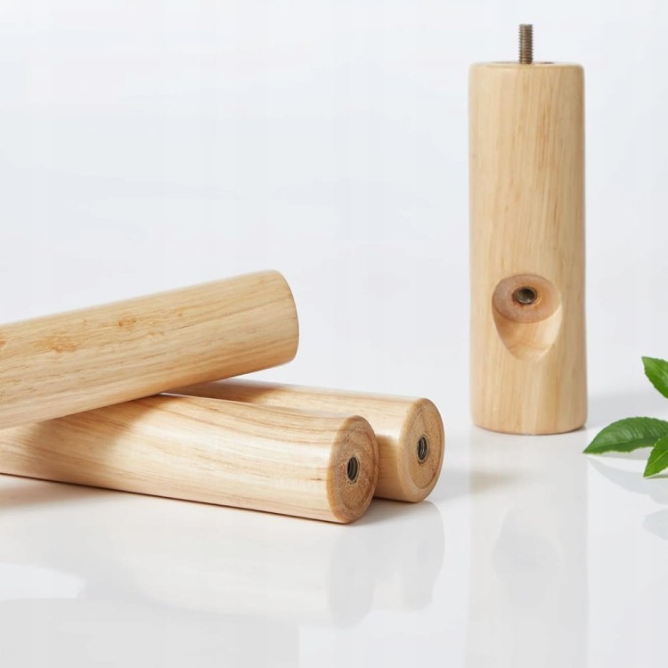 Drewniane szczebelki zdobiące wieszak stojący.