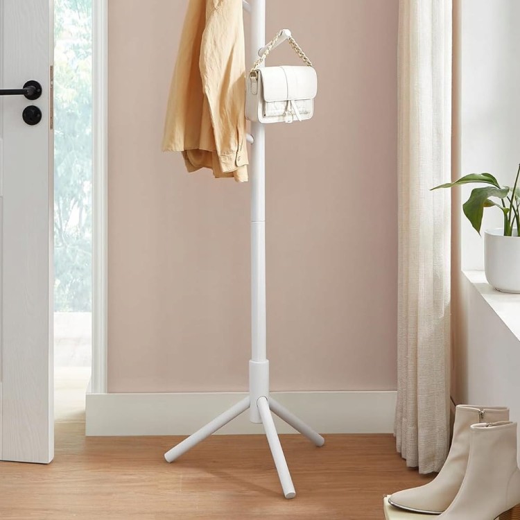 Drążek na ubrania w aranżacji przedpokoju z zawieszonym kapeluszem.