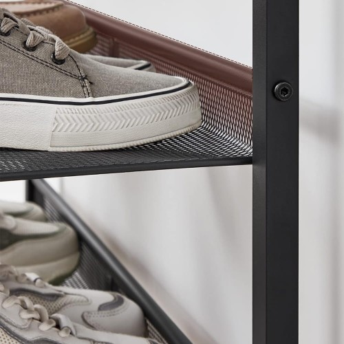 Zbliżenie na łączenie półki z metalową ramą.