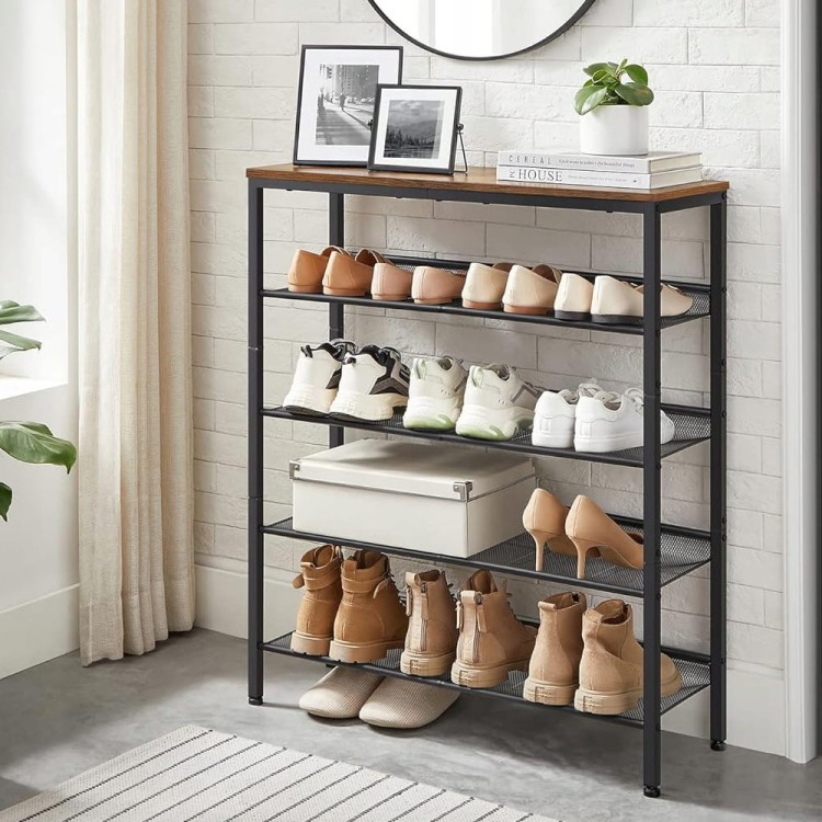 Regał uzupełniony butami w aranżacji przedpokoju.